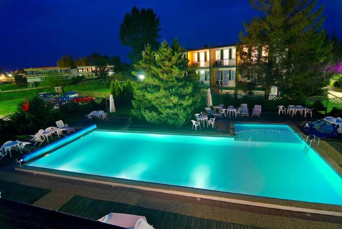 Egm-Lazy Hotel Exterior photo